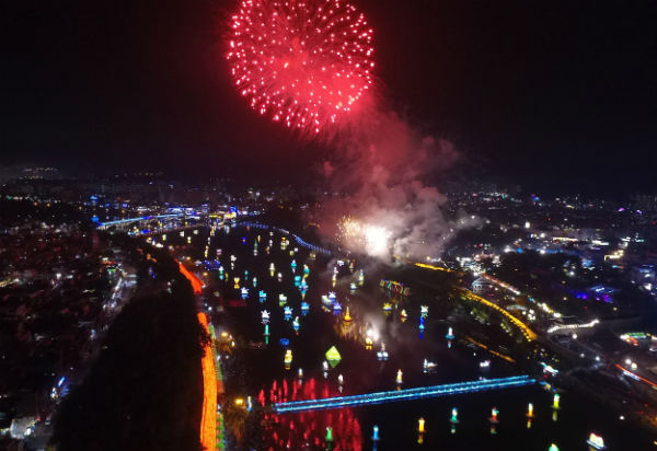 남강유등축제 불꽃놀이 모습(진주시 남강일원)/사진제공 = 진주시