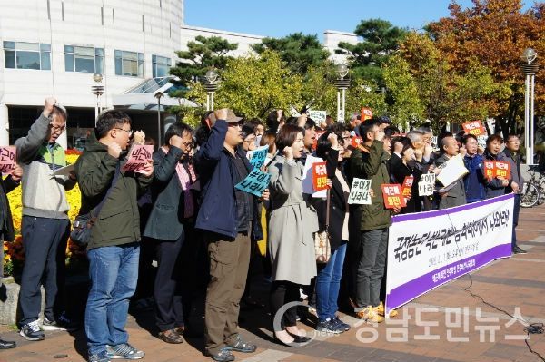 진주시민들로 구성된 '박근혜 퇴진 민주확립 진주비상시국회의' 회원들이 1일 진주시청 앞 광장에서 박근혜 퇴진을 외치고 있다./ 사진 = 조권래 기자