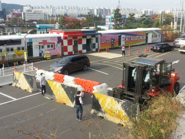 진주시가 지난 2015년 11월 5일 남강 레일바이크 사업을 위해 조성했던 주차시설을 콘크리트 구조물로 막고 있는 모습(최초 주차시설을 막은 시설물은 콘크리트 구조물앞에 놓인 PE드럼형 시설물임)/사진출처=남강레져산업