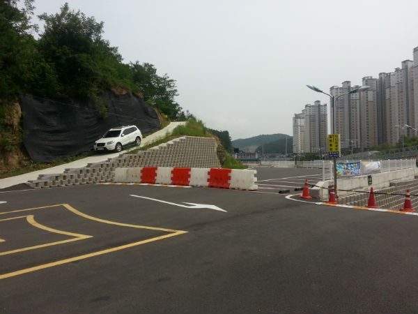 진주시가 남강레일바이크 주차시설을처음 패쇄한 현장모습 2015년 6월 22일/ 사진제공=남강레져산업