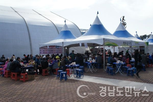 2016년 진주국제농식품박람회장에 설치된 음식물판매 부스에는 점심시간이 끝난 13시 40분경에도 관람객들이 자리를 가득메우고 있는 모습/ 사진 =조권래