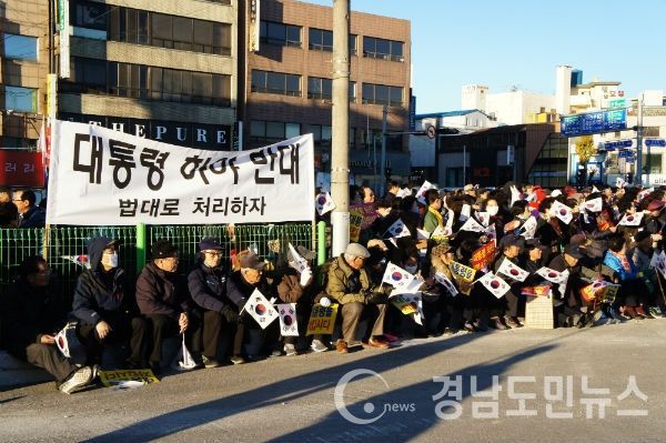 진주호국안보시민단체총연합회가 지난 24일 진주성 광장 조성예정지에서 '박근혜 하야반대' 시위를 하고 있는 모습/사진=조권래