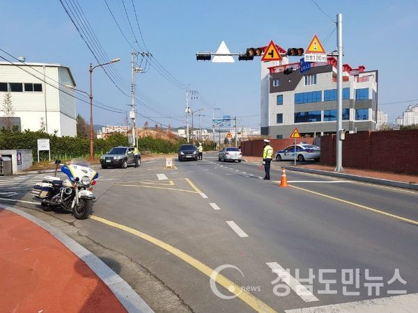 진주경찰서소속 경찰관들이 주간 음주단속을 하고 있는 모습/사진출처=진주경찰서