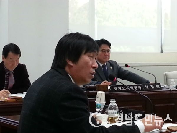 하수시설과 행정감사에서 류재수 시의원이 백상운 상하수도사업소장에게 의혹을 강하게 질타하고 있다./사진=조권래