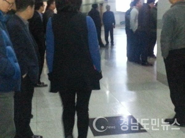 2017년 진주시 당초예산을 심사하는 진주시의회 예산결산심사위원회장 앞에 진주시 공무원들이 모여 있는 모습/ 사진=조권래