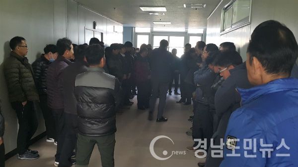 진주시 관계자들과 삼성교통 관계자들이 교통위원회가 열리고 있는 문화강좌실 앞에서 대치하고 있는 모습/ 사진=조권래