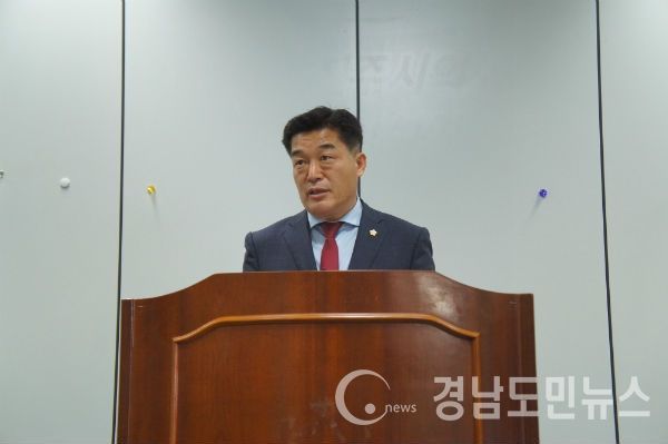 진주시의회 이성환 운영위원장이 진주시의회의 '시내버스 전면 노선개편 건의안'에 대해 설명하고 있다.
