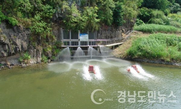 본포취수장 살수장치 표면폭기시설 가동 전경(사진=경남도)