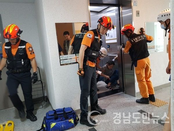 승강기 사고대응 합동 모의훈련 모습.