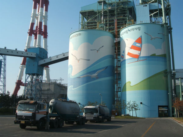 한국남동발전이 발전부산물의 레미콘혼화제, 성토재 등의 재활용 3,000만톤 달성을 이뤘다.(사진은 삼천포 회정제 공장 모습)