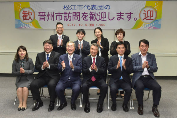 진주시는 일본의 마쓰에시와 우호교류를 체결하여 문화, 관광, 경제분야 등에서 꾸준한 교류를 이어오고 있다