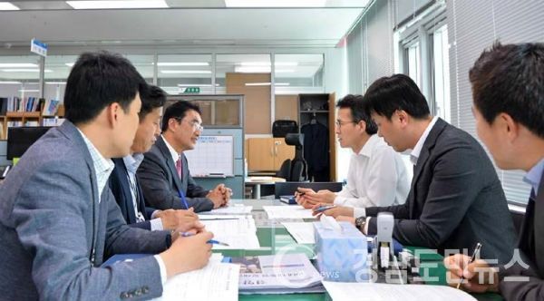 박영일 남해군수가 정부예산 확보를 위해 지난 5월 중앙부처를 찾아 관계자에게 현안사업 추진의 필요성과 당위성을 설명하고 있다.