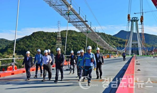 박영일(중앙) 남해군수가 남해 제2대 현장을 찾아 관계자들과 상판을 걷고 있다.