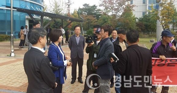 영산강유역환경청 앞 하동 재첩어민 집회 모습