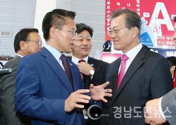 '대한민국 지방자치박람회'가 열리고 있는 여수세계박람회장에서 경남도 부스를 찾은 문재인 대통령이 부드러운 미소로 한경호 경남지사 권한대행의 설명을 듣고 있다.