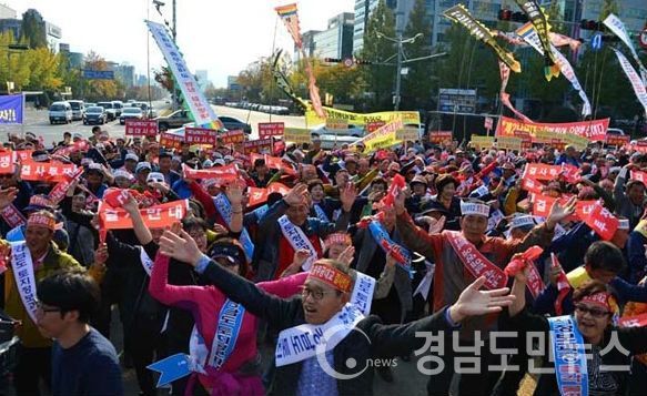 남해군민 700여명이 경남도청 앞에 집결한 가운데 '제2남해대교 교량 명칭 관철'을 요구하고 있다.