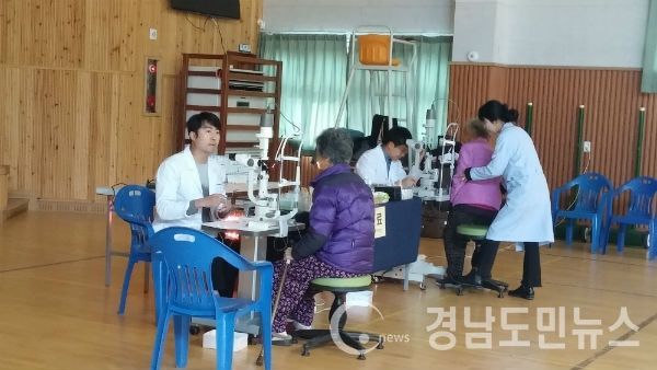시력측정, 안압검사, 굴절검사, 세극등현미경 검사 등 안과에서 실시하는 검진을 했다.(사진/거창군)