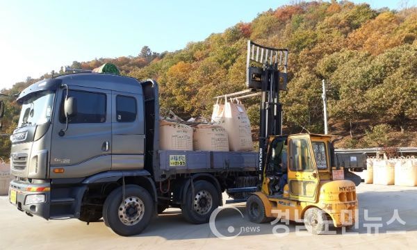 벼 보급종 채종단지인 합천읍 계림마을에서는 국립종자원 관계자가 직접 나와 운광벼 종자 153톤을 수매했다.(사진/합천군)