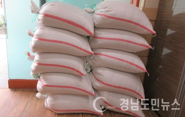 익명의 기부자가 직접 수확한 햅쌀(20㎏) 10포대를 어려운 이웃들에게 전해 달라며 기탁했다.(사진/거창군)