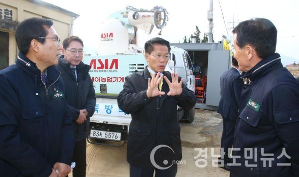 22일 도 경계지역인 함양군 구룡 통제초소를 방문해 축산차량 소독 등 차단방역 추진상황을 점검했다.(사진/경남도)