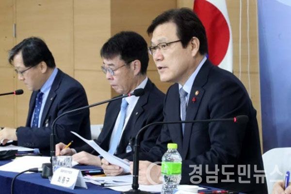 최종구 금융위원회 위원장(오른쪽)가 29일 오전 서울 세종로 정부서울청사에서 장기소액연체자 지원대책을 발표하고 있다. 왼쪽부터 최성일 금융감독원 부원장보, 김윤영 서민금융진흥원 원장, 최 위원장.