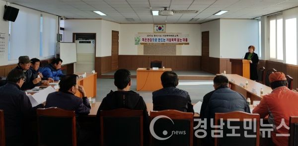 합천군 덕곡면(면장 홍석천)에서는 5일 이장회의 참석자를 대상으로 “가정폭력 예방교육”을 실시했다.(사진/합천군)
