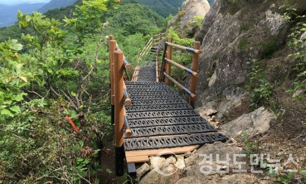 등산인구가 급속히 증가함에 따라 거창의 명산을 찾는 등산객의 안전사고 예방과 쾌적한 등산 환경조성을 위해 추진됐다.(사진/거창군)
