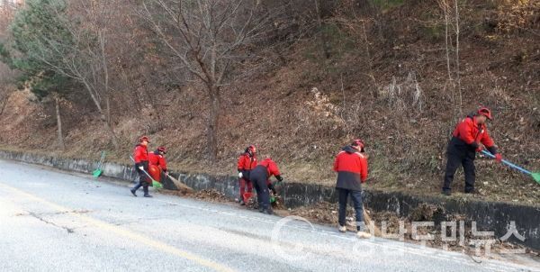 산림주변 소각행위로 인한 산불을 사전에 차단하기 위해 인화물질 제거를 완료했다.(사진/거창군)
