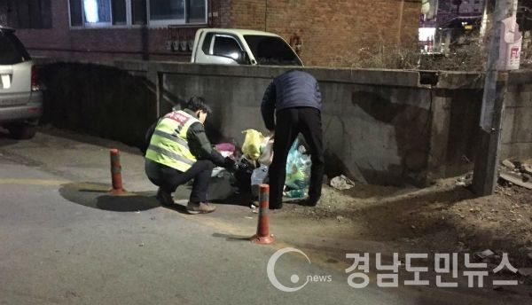 쓰레기 규격봉투 배출의 정착과 거리환경의 청결을 유지하기 위해 연말까지 야간 쓰레기 불법투기 단속에 나선다.(사진/거창군)