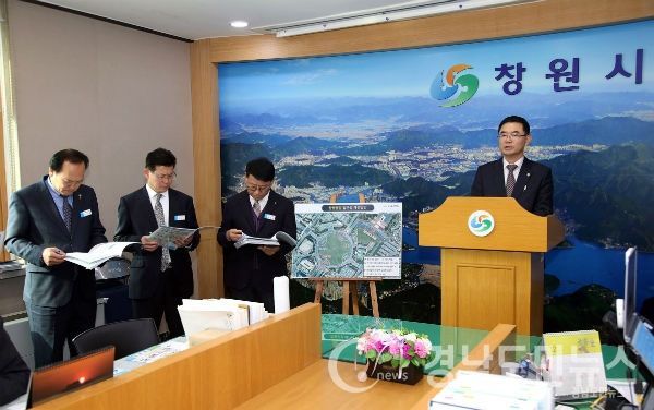 권중호 안전건설교통국장이 기자회견에서 시책들을 설명하고 있다.(사진/창원시)