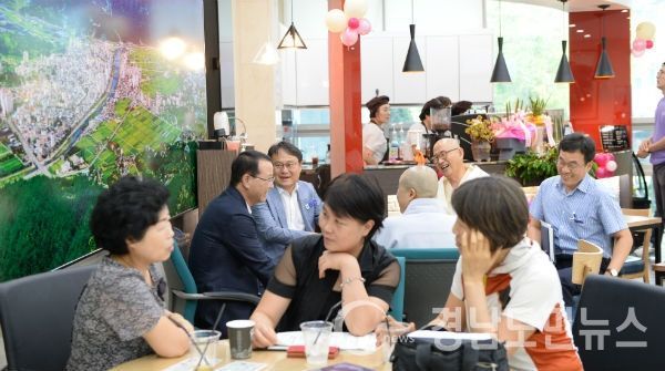 거창시니어클럽, 삶의쉼터, 대한노인회거창군지회 등 3개 수행기관과 12개 읍·면에서 41개 사업에 1,030명이 참여해 2017년 노인 일자리 사업을 성공적으로 마무리하고 있다.(사진/거창군)