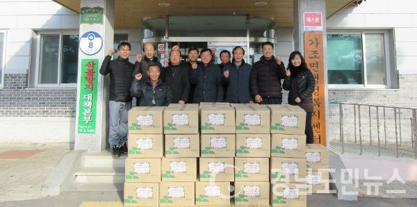 관내 경로당 40개소에 부식세트를 전달하는 이웃 情 나눔행사를 가졌다.(사진/거창군)