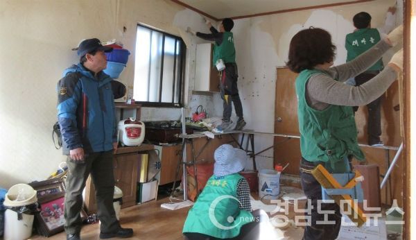 새마을지도자협의회(회장 강형규)는 13일 관내 어려운 이웃들의 집을 방문해 도배봉사활동을 펼쳤다.(사진/거창군)