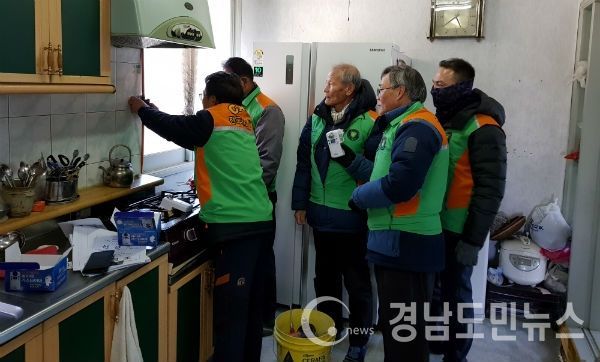 겨울철 화재예방 가스안전차단기를 설치하는 봉사활동을 펼쳤다.(사진/거창군)