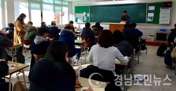 관내 예비중3,고1,고2,고3,학생을 대상으로 2018년도 1학기 남명학습관 수강생 선발시험을 실시했다.(사진/합천군)