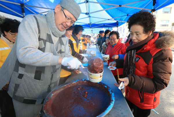 산청 왕복사 불자회가 산청시장에서 동지팥죽 나눔 행사를 가졌다