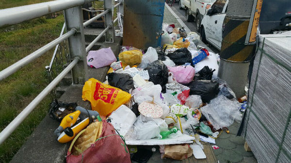 진주시는 쓰레기 불법투기를 근절하기 위해 단속을 통한 과태료 부과와 적극적인 홍보활동을 펼치고 있다