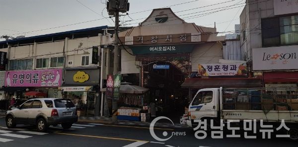 거창군(군수 양동인)은 2017년 전통시장 활성화 방안으로 거창시장 내 빈 점포를 활용한 챌린지 샵을 운영했다.(사진/거창군)