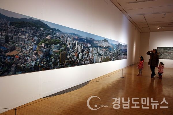 3일 부산 해운대구 우동 부산시립미술관 2층 대전시실과 로비에서 열린 ‘Site-seeing: 여행자’ 전시회를 방문한 시민이 안세권의 ‘부산 파노라마 I’ 작품을 바라보고 있다.