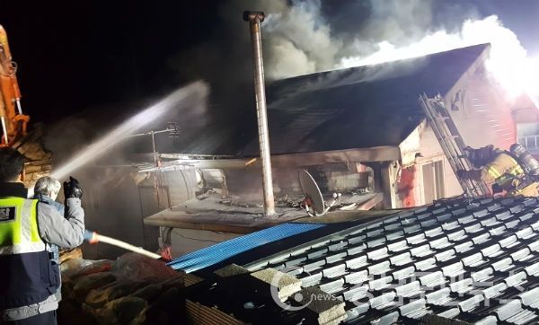 거창군 소재 주택 화목보일러 연통화재가 발생하여 보일러실 천장 부분이 일부 소실됐다.(사진/거창소방서)