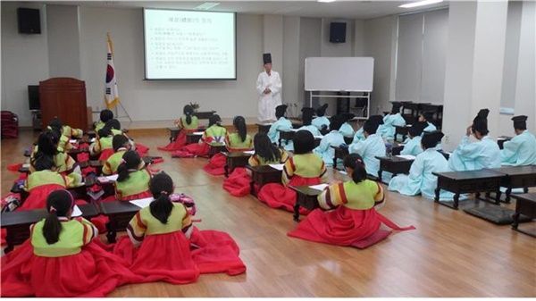 전통문화 체험교실에서 서당체험을 하고 있다.(사진/부산시)