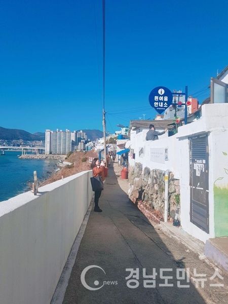 '행복마을 만들기 사업'으로 선정된 흰여울 마을. 한 시민이 사진을 찍고 있다.