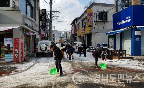대설에도 군민과 한마음으로 제설작업 실시했다.(사진/거창군)