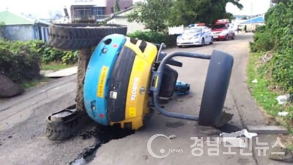 합천군 농업인 농기계종합보험 가입비 지원=굴삭기전복.(사진/합천군)