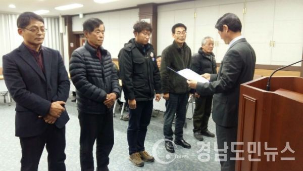 생활폐기물 불법소각 제로화를 선언하고 평가를 통해 우수마을 시상금 지급과 인센티브 제공으로 실행력을 높여 나가기로 했다.(사진/거창군)