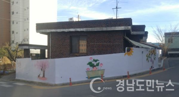 범죄예방환경 조성사업을 착수해 올해 1월에 벽화그리기 사업이 완료됐다.(사진/거창군)