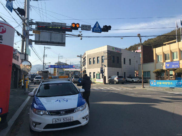 산청군은 불법주차로 교통혼잡을 야기하는 신안면과 산청초등학교 앞에 무인단속 카메라(CCTV)를 추가로 운용하기로 했다