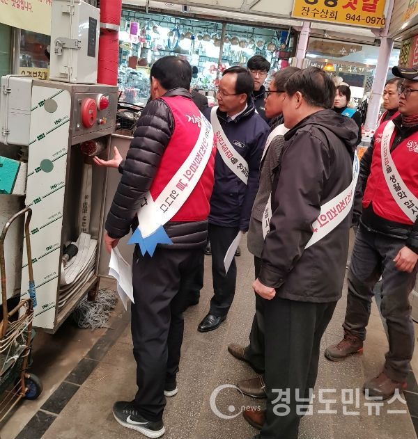 거창 전통시장에서 동절기 화재예방 캠페인 실시 및 설 연휴 대비 물가동향 현장점검에 나섰다.(사진/거창군)