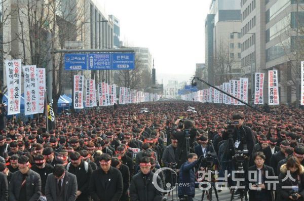이날 광주 금남공원에서3만명이참석해 묵념을 하고 있다.