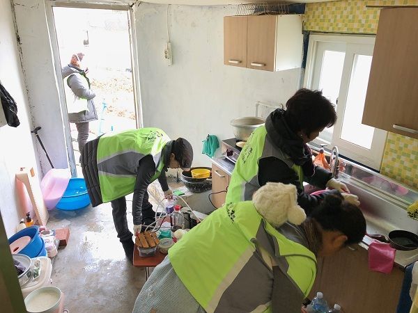 웅촌면지역사회보장협의체(공동위원장 이미경) 사랑의 집수리 봉사활동/ 자료출처=울주군청